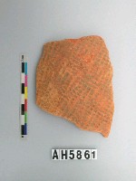 藏品(紅色細砂細方格紋陶片)的圖片